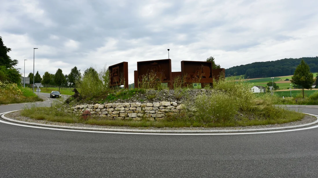 Kreisel an der Kantonsstrasse im Juli 2024