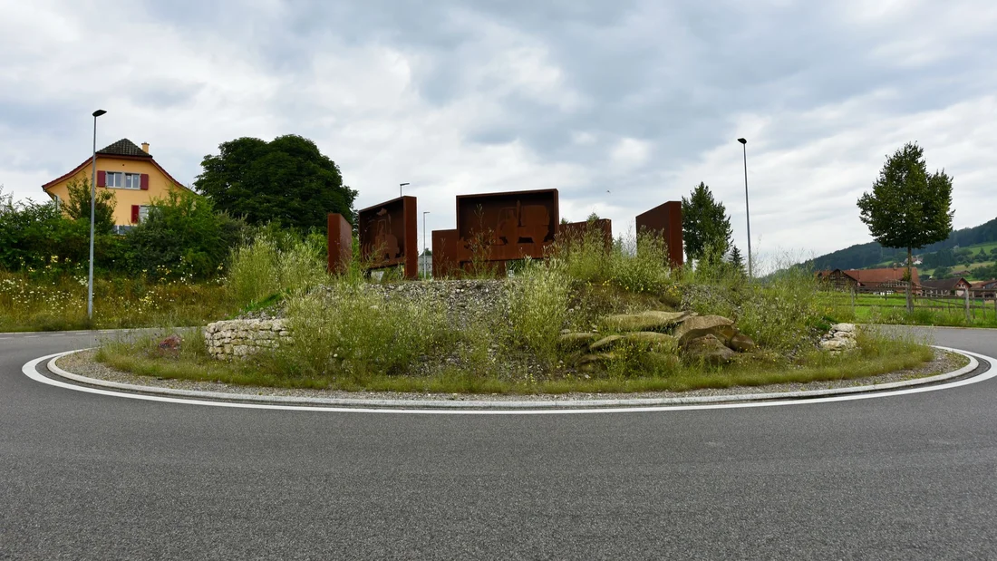 Kreisel an der Kantonsstrasse im Juli 2024