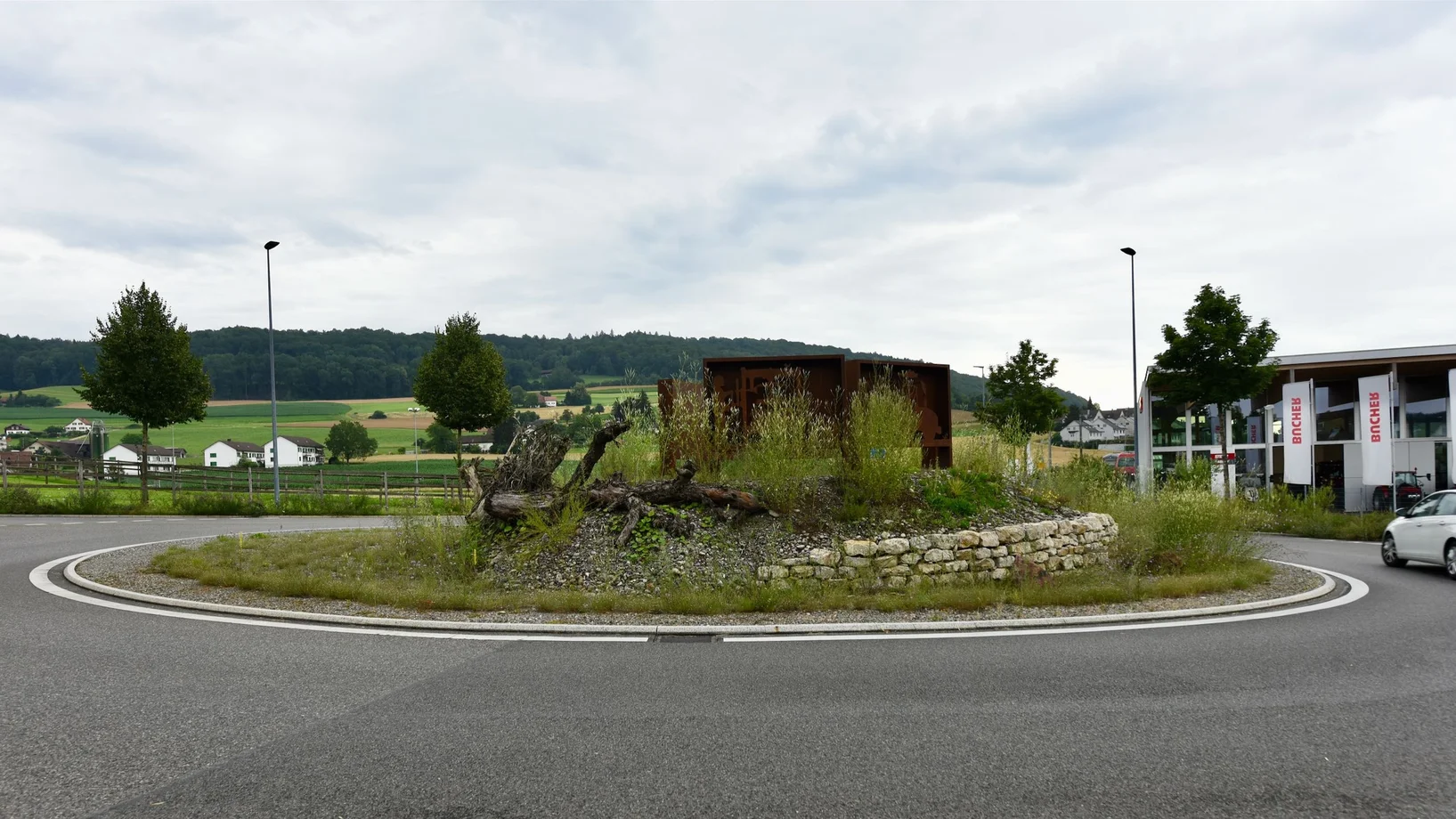 Kreisel an der Kantonsstrasse in Schneisingen im Juli 2024